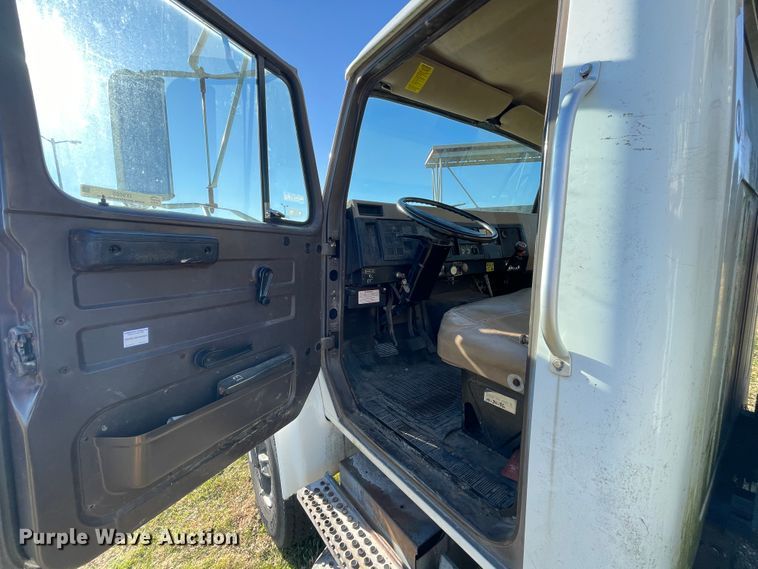 image for item IX9665 1992 International 4700  digger derrick truck