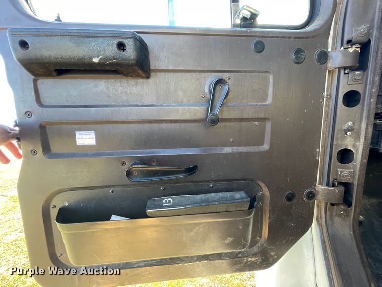 image for item IX9665 1992 International 4700  digger derrick truck