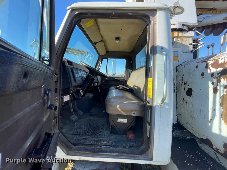 image for item IX9665 1992 International 4700  digger derrick truck