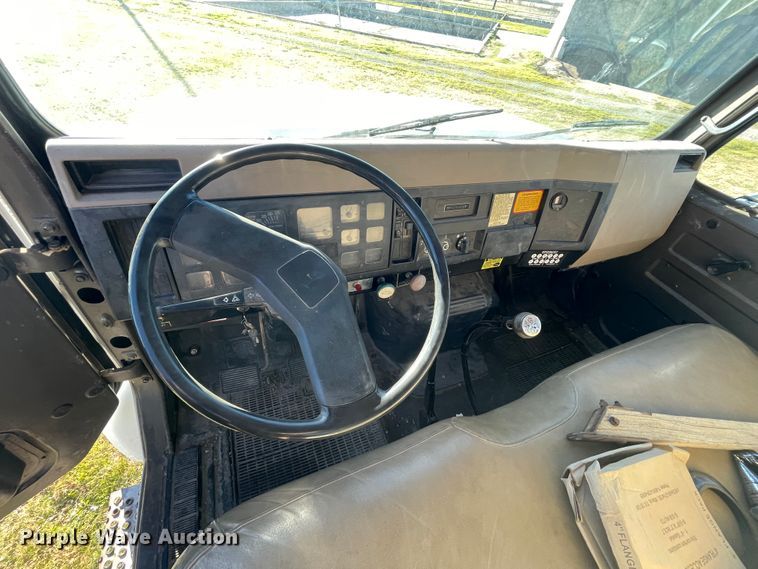 image for item IX9665 1992 International 4700  digger derrick truck