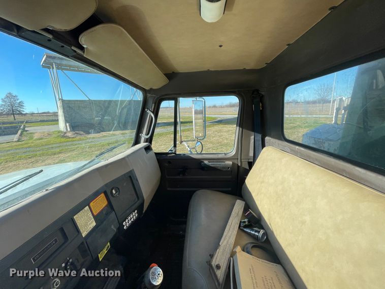 image for item IX9665 1992 International 4700  digger derrick truck