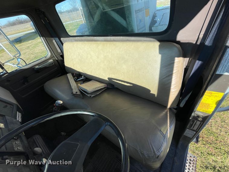 image for item IX9665 1992 International 4700  digger derrick truck