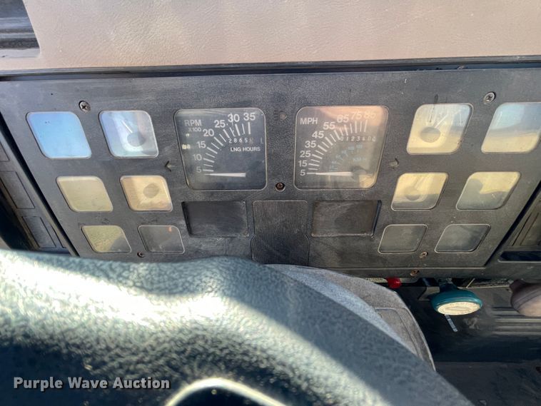 image for item IX9665 1992 International 4700  digger derrick truck