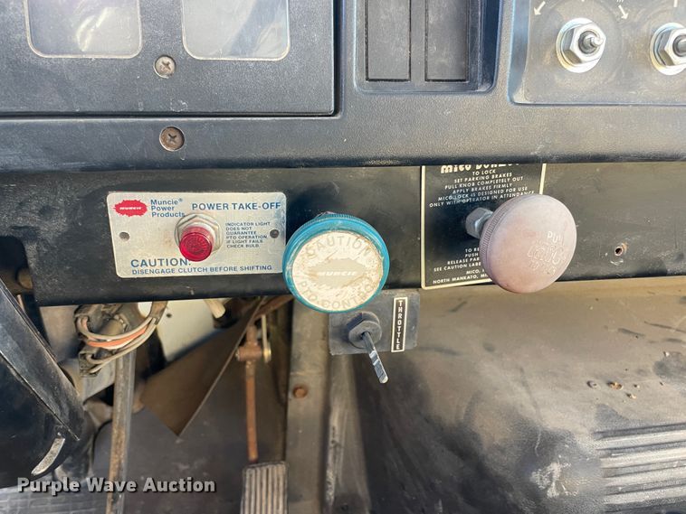 image for item IX9665 1992 International 4700  digger derrick truck