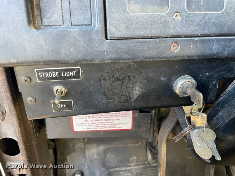 image for item IX9665 1992 International 4700  digger derrick truck