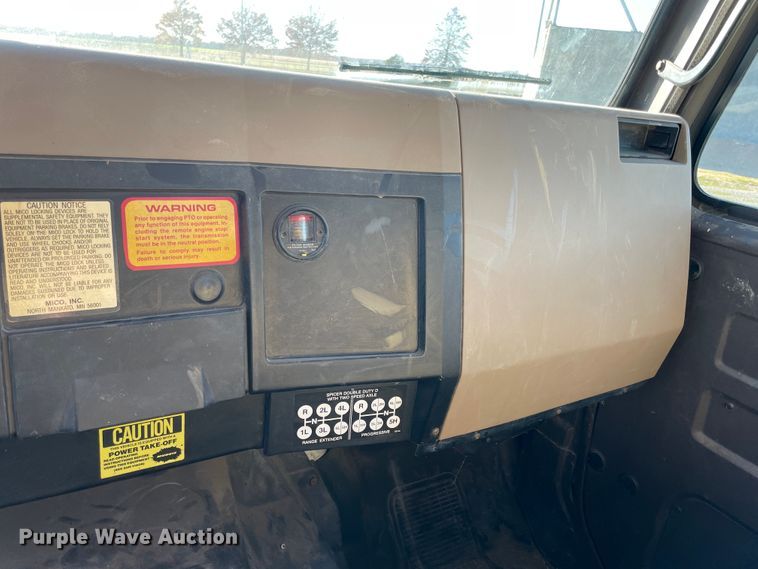 image for item IX9665 1992 International 4700  digger derrick truck