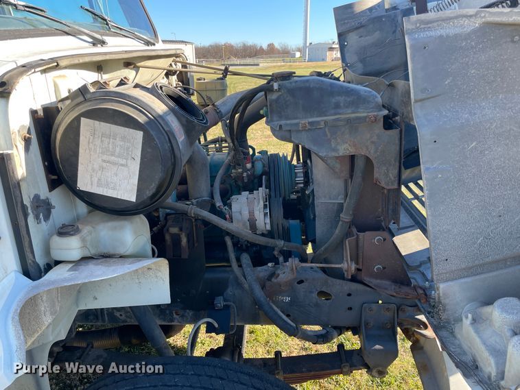 image for item IX9665 1992 International 4700  digger derrick truck