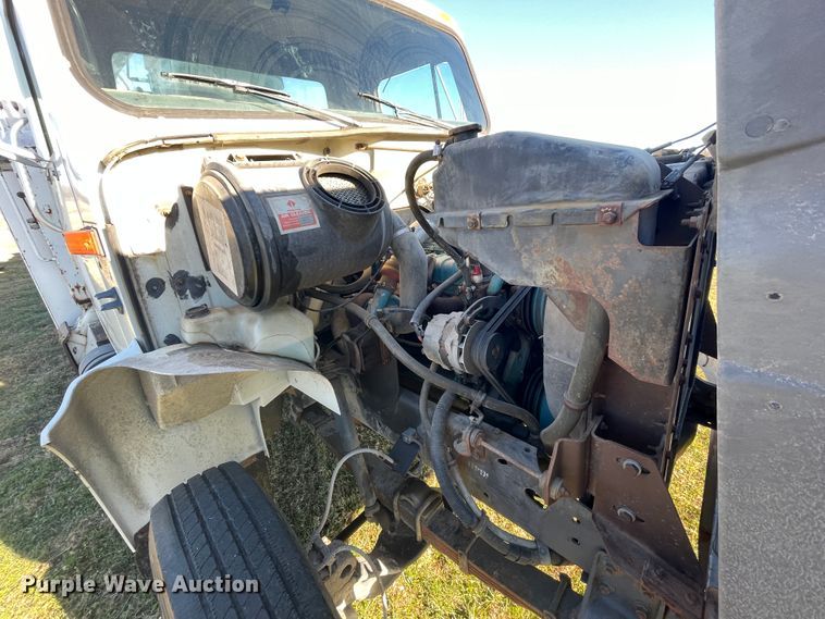 image for item IX9665 1992 International 4700  digger derrick truck