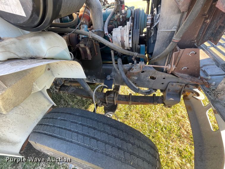 image for item IX9665 1992 International 4700  digger derrick truck