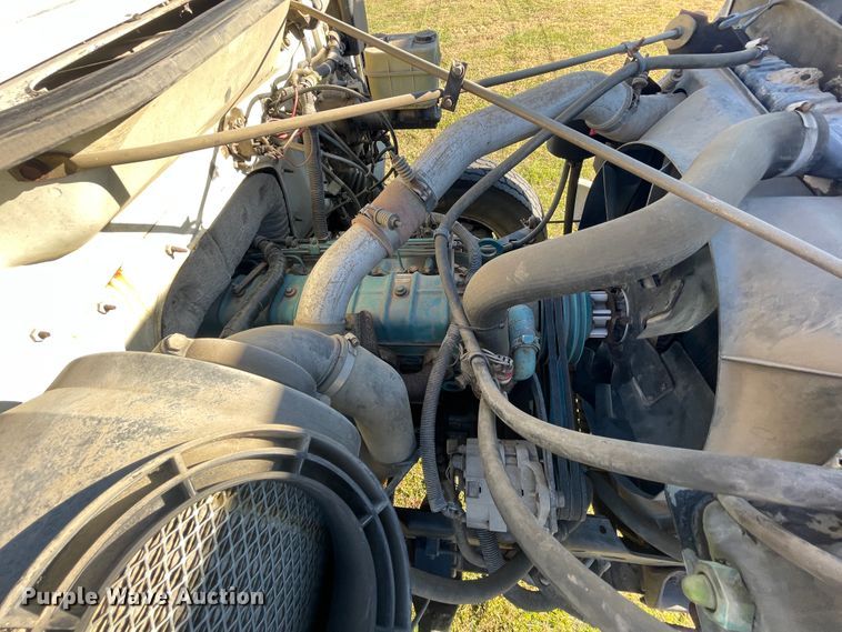 image for item IX9665 1992 International 4700  digger derrick truck