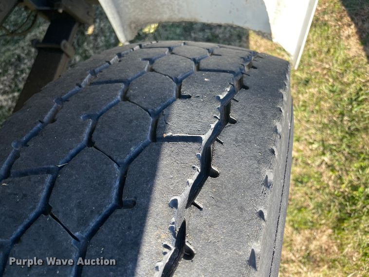 image for item IX9665 1992 International 4700  digger derrick truck