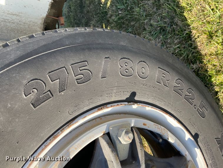 image for item IX9665 1992 International 4700  digger derrick truck