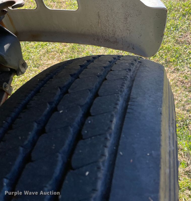 image for item IX9665 1992 International 4700  digger derrick truck