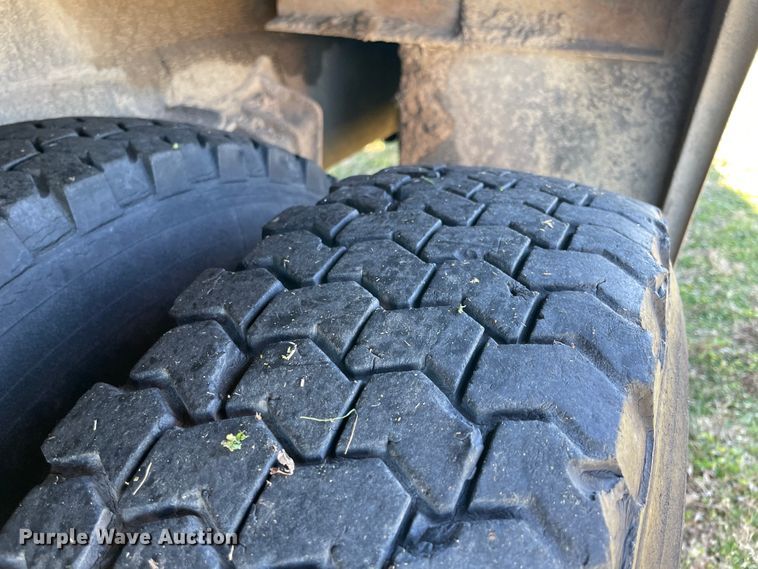 image for item IX9665 1992 International 4700  digger derrick truck