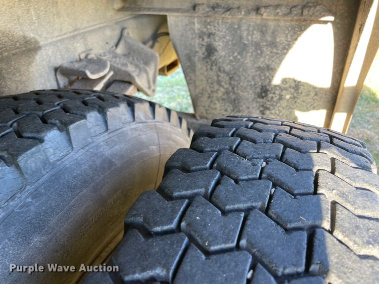 image for item IX9665 1992 International 4700  digger derrick truck