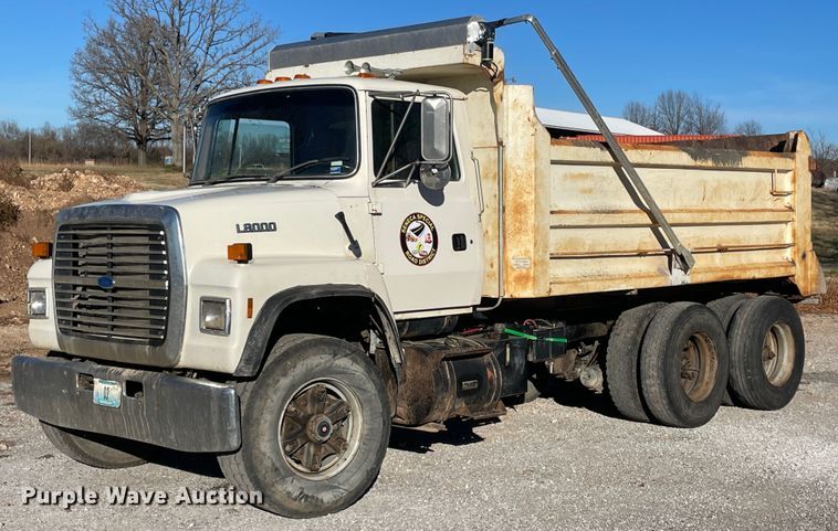 image for item IX9668 1983 Ford L8000  dump truck