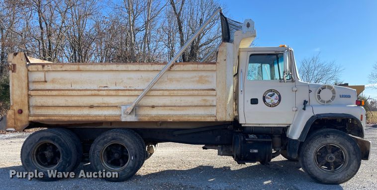 image for item IX9668 1983 Ford L8000  dump truck