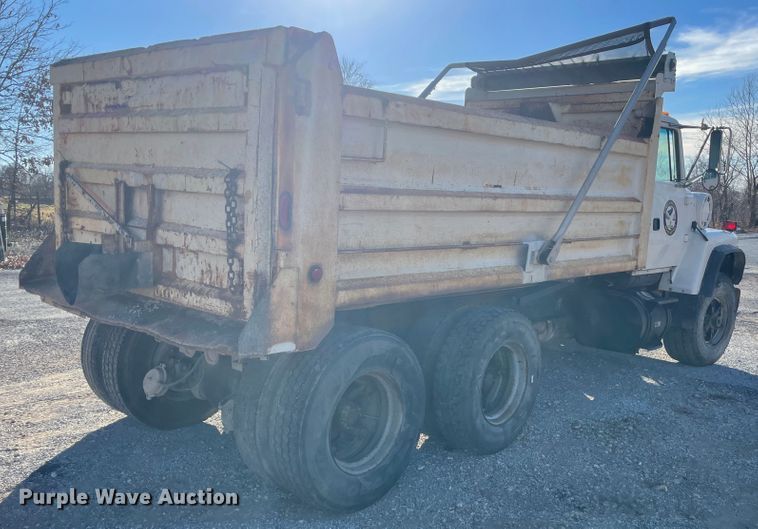 image for item IX9668 1983 Ford L8000  dump truck
