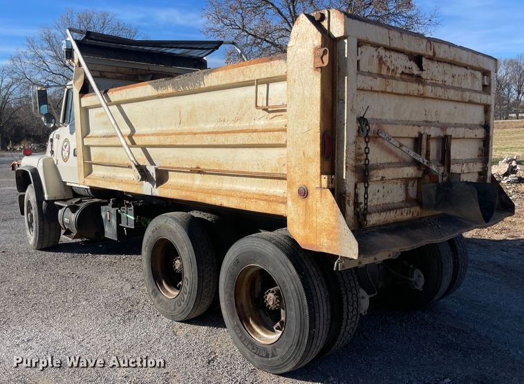 image for item IX9668 1983 Ford L8000  dump truck