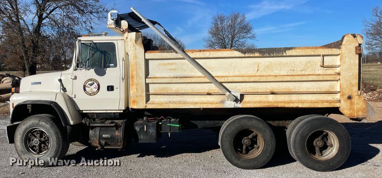 image for item IX9668 1983 Ford L8000  dump truck