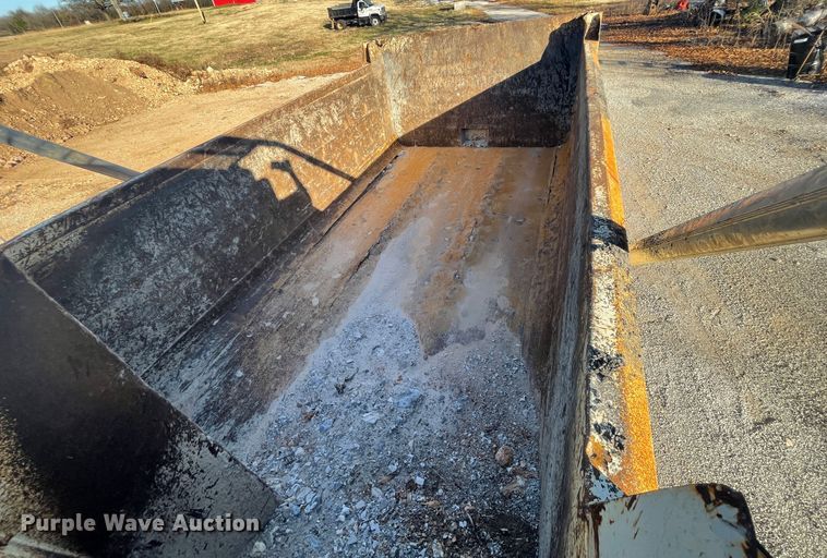 image for item IX9668 1983 Ford L8000  dump truck