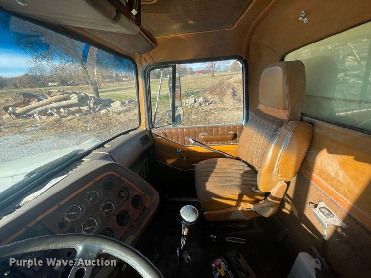 image for item IX9668 1983 Ford L8000  dump truck