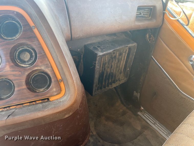 image for item IX9668 1983 Ford L8000  dump truck