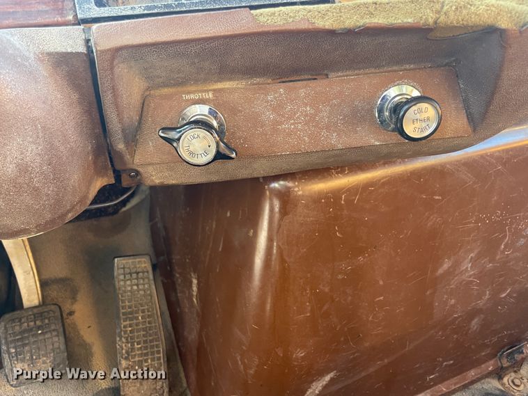 image for item IX9668 1983 Ford L8000  dump truck