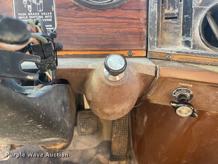 image for item IX9668 1983 Ford L8000  dump truck