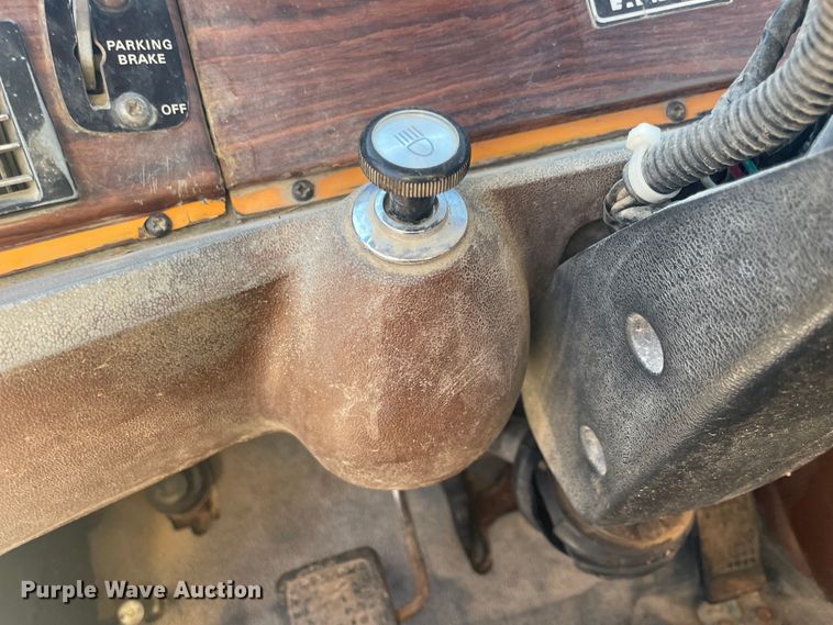 image for item IX9668 1983 Ford L8000  dump truck