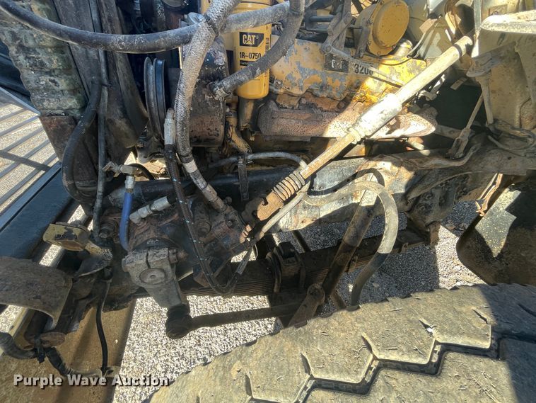 image for item IX9668 1983 Ford L8000  dump truck