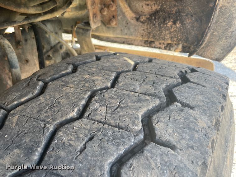 image for item IX9668 1983 Ford L8000  dump truck