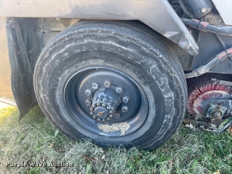 image for item IX9721 2009 Johnston  street sweeper