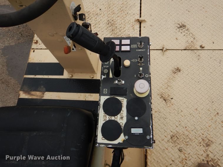 image for item JD9475 2007 Ingersoll Rand PT-125R  pneumatic roller