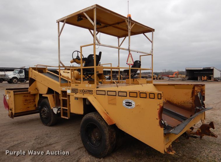 image for item JD9476 1998 Rosco Flaherty SPRH-H  chip spreader