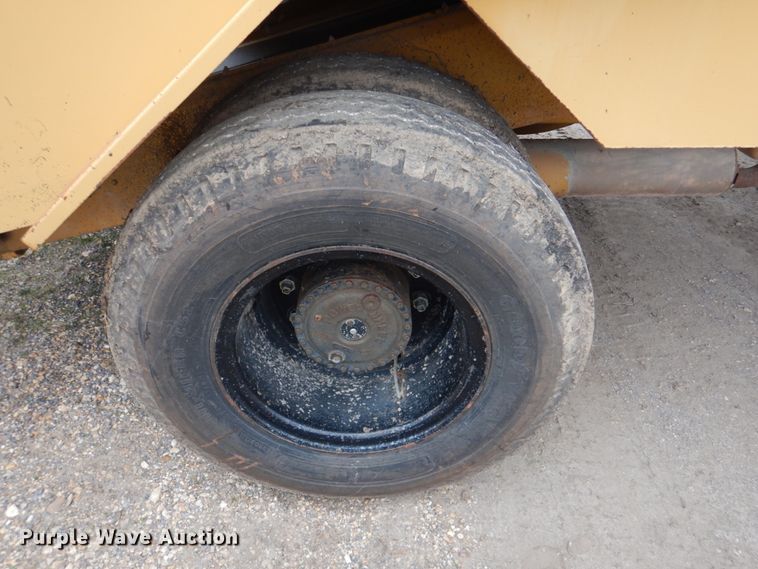 image for item JD9476 1998 Rosco Flaherty SPRH-H  chip spreader