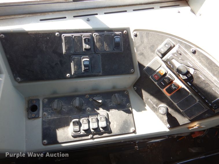 image for item JD9546 2001 International 3800  school bus