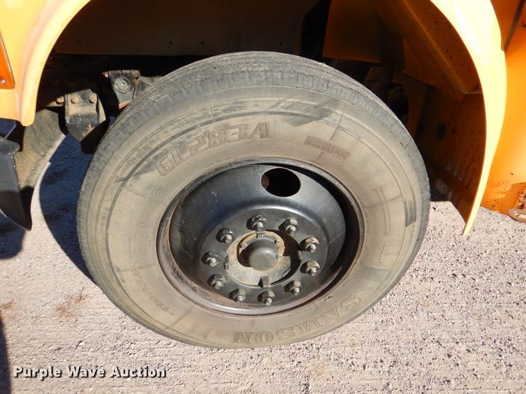 image for item JD9546 2001 International 3800  school bus