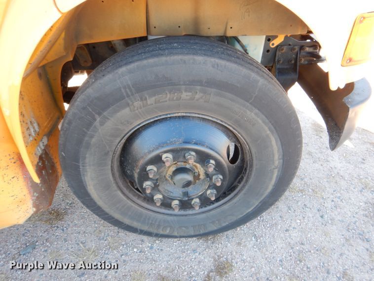 image for item JD9546 2001 International 3800  school bus