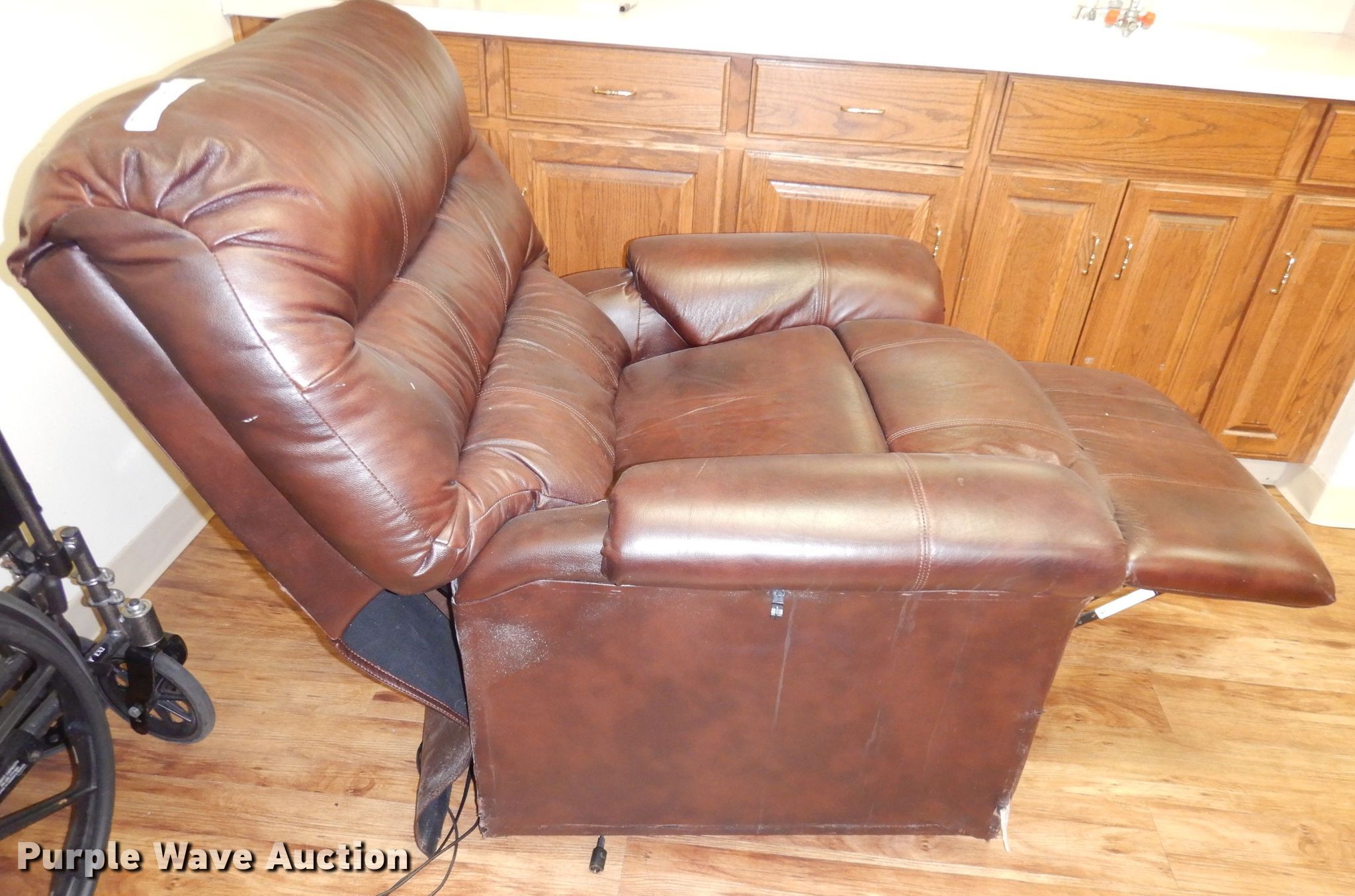 Leggett & Platt recliner in Atchison, KS Item KS9095 sold Purple Wave