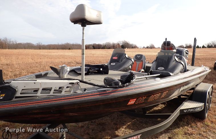 image for item IS9270 2019 Phoenix 721 PRO XP  boat