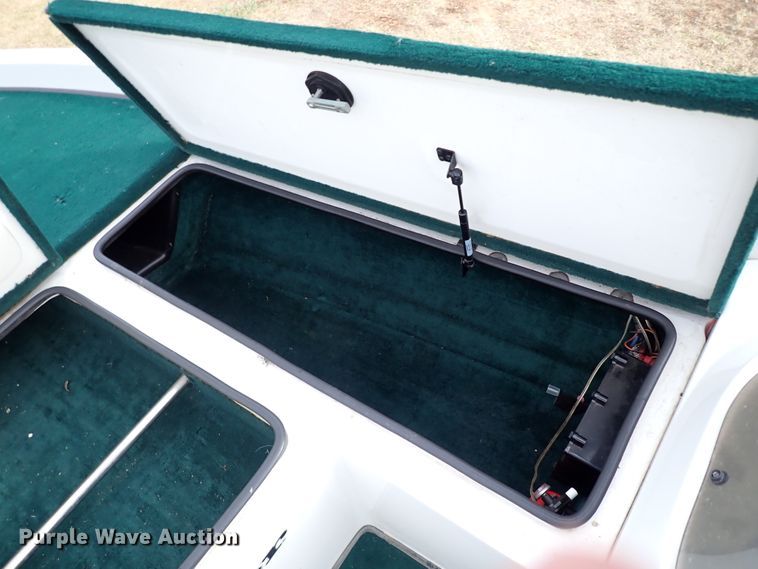 image for item IS9271 2002 Ranger 520VX  boat