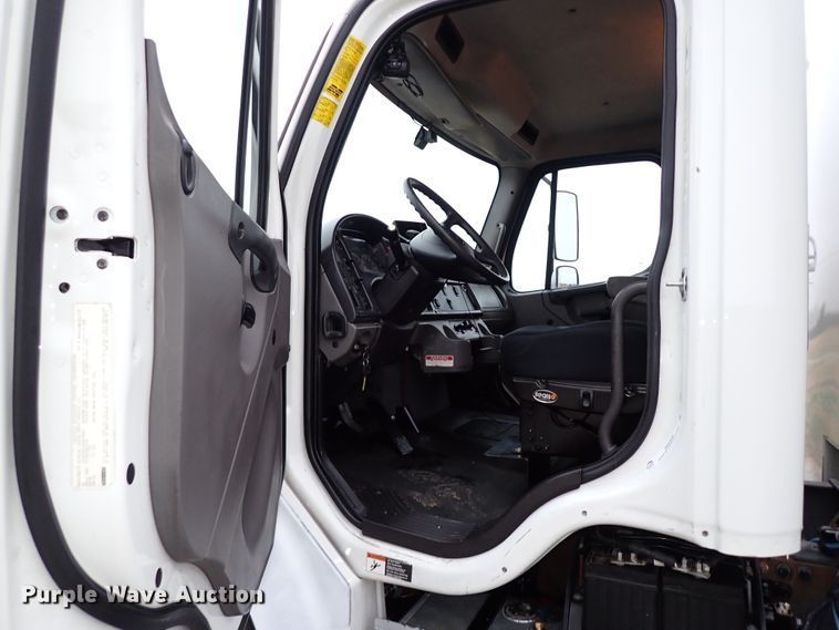 image for item IS9308 2014 Freightliner M2 106  box truck