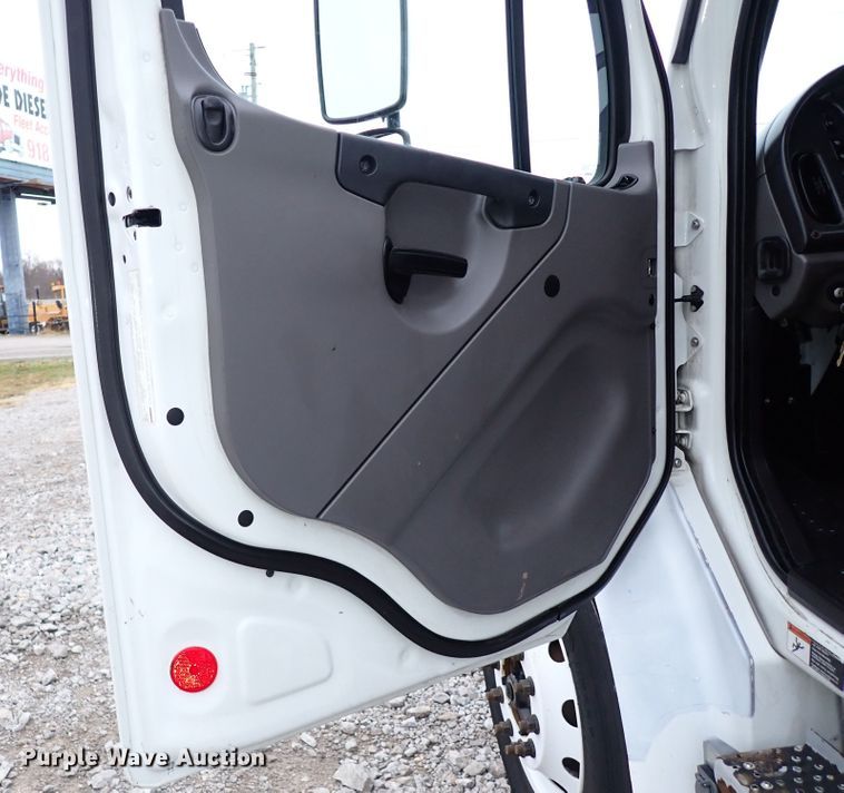 image for item IS9308 2014 Freightliner M2 106  box truck