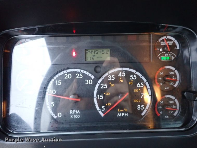 image for item IS9308 2014 Freightliner M2 106  box truck