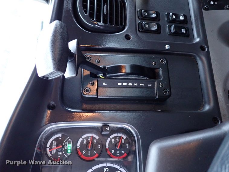 image for item IS9308 2014 Freightliner M2 106  box truck