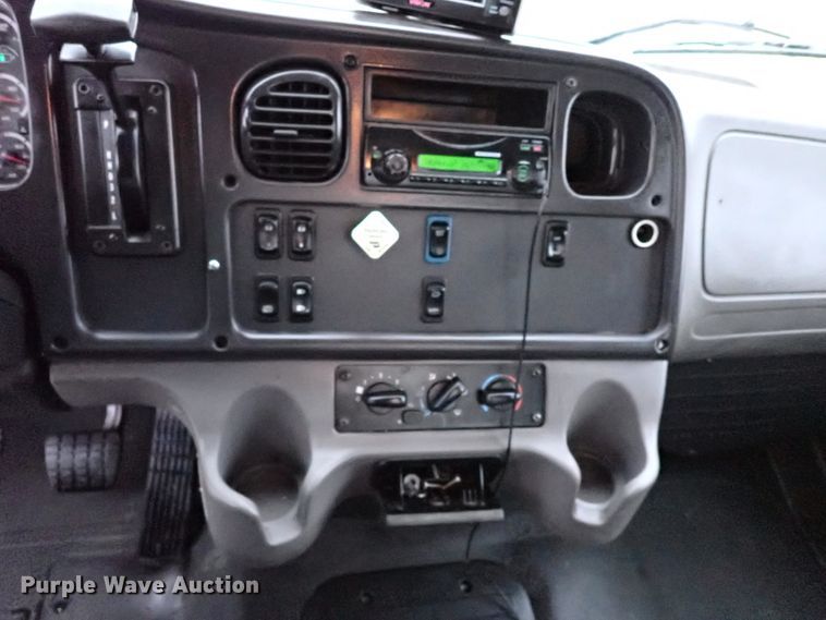 image for item IS9308 2014 Freightliner M2 106  box truck