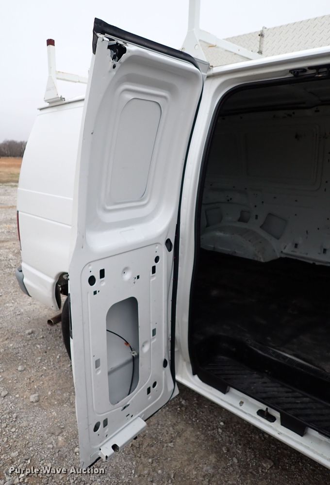 image for item IS9310 2002 Ford E150  van