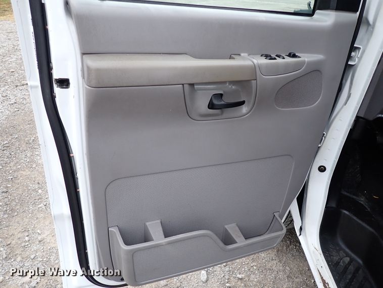 image for item IS9310 2002 Ford E150  van