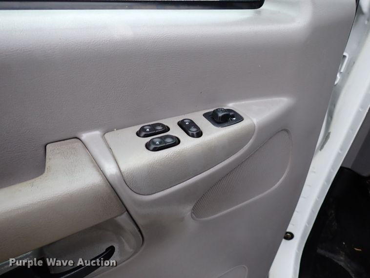 image for item IS9310 2002 Ford E150  van